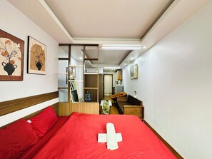 Studio Suite Mewah, balkon, pemandangan kota | Setrika/meja setrika dan Wi-Fi gratis