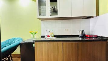 Lyxig studiosvit - balkong - utsikt mot staden | Eget kök