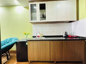 Studio Suite Mewah, balkon, pemandangan kota | Dapur pribadi