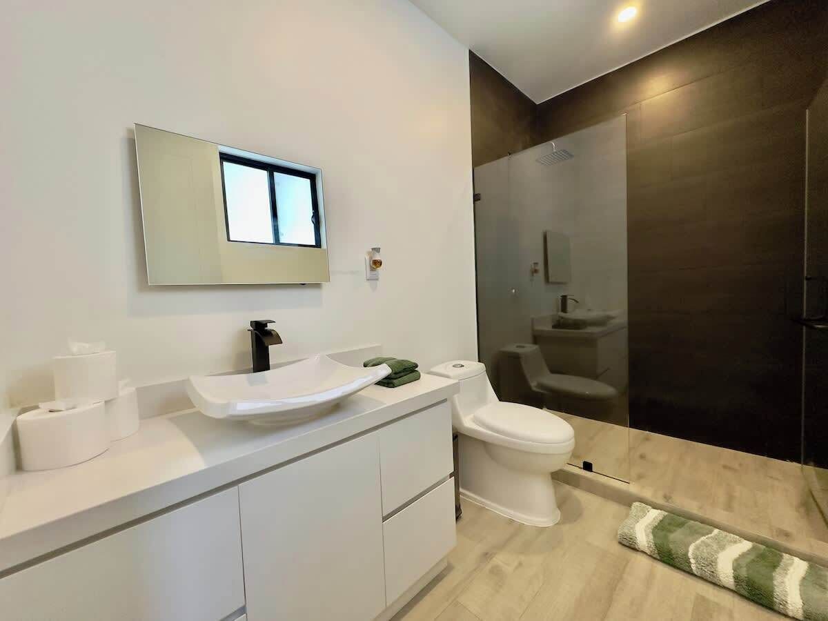 Een douche, een haardroger, handdoeken, shampoo