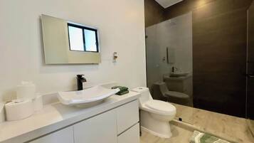 Een douche, een haardroger, handdoeken, shampoo