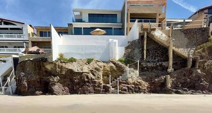 Little Pearl- Beachfront Studio for Two