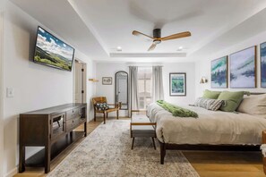 Desk, iron/ironing board, travel crib, WiFi - The Cousins House, private pool, prime location (Rogers)