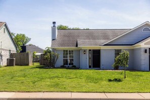 Exterior - The Cousins House, private pool, prime location (Rogers)