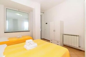 1 habitación, tabla de planchar con plancha, wifi gratis y ropa de cama 