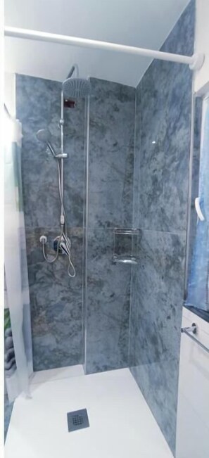 Shower, hair dryer, bidet, towels - Apartment Venus in Villa Daria (Chiavari)