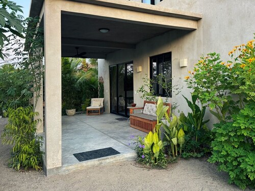 Quiet Beach Retreat for Couples / Steps to Surf & Pet Friendly