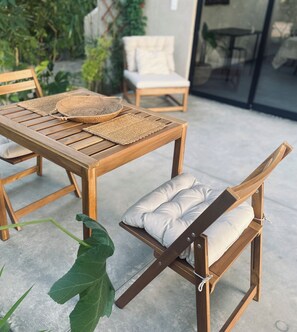 Outdoor dining - Quiet Beach Retreat for Couples / Steps to Surf & Pet Friendly (Troncones-La Union De Isidoro Monte)