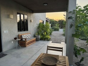 Outdoor dining - Quiet Beach Retreat for Couples / Steps to Surf & Pet Friendly (Troncones-La Union De Isidoro Monte)