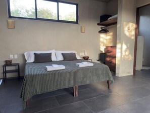 1 dormitorio, tabla de planchar con plancha, wifi y ropa de cama
