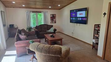 Älytelevisio, pöytäjalkapallopöytä, kirjoja