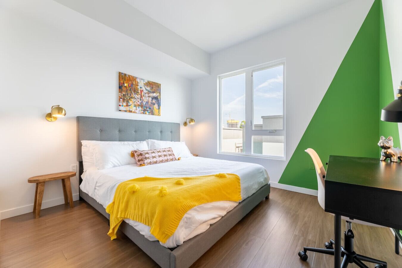 1 slaapkamer, een bureau, een strijkplank/strijkijzer, reisbedje