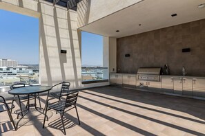 Outdoor dining - Modern Light-Filled, Walk to Little Tokyo, DTLA Views (Los Angeles)