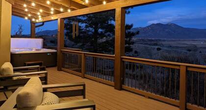 Cottam Pines A - Hot Tub, Pickleball, Rooftop Bar