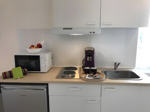 Frigorífico, microondas, horno y placa de cocina