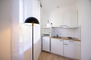 Frigorifero, microonde, forno, piano cottura
