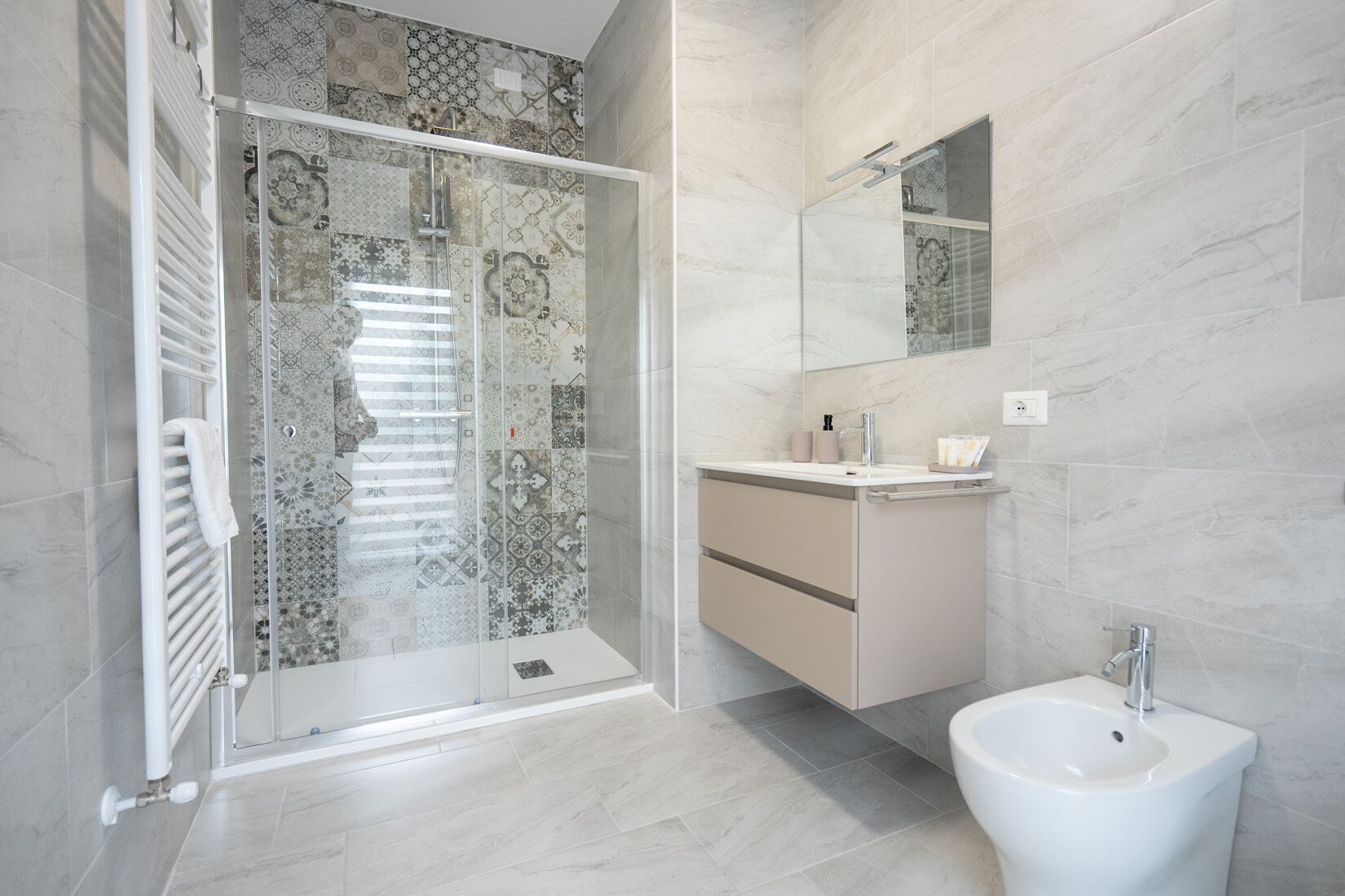 Douche, articles de toilette gratuits, sèche-cheveux
