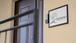 Une porte dotée d’un clavier de sécurité et d’une plaque avec un logo représentant un arbre et du texte.