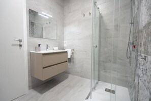 Classic Double or Twin Room, Balcony, Garden View | Bathroom | Shower, free toiletries, hair dryer, towels