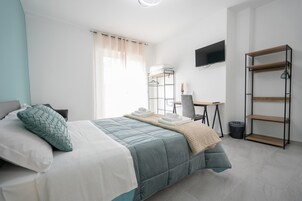 Camera Comfort con letto matrimoniale o 2 letti singoli, balcone, vista valle