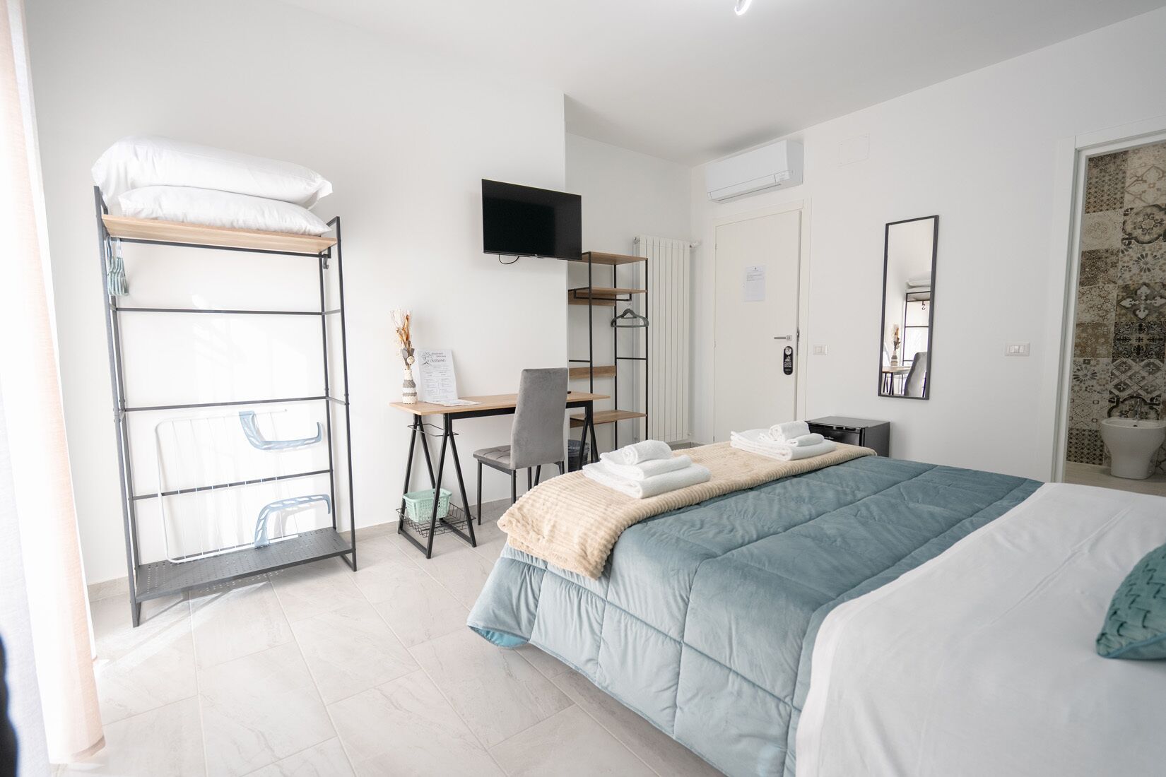 Comfort-Doppel- oder -Zweibettzimmer, Balkon, Talblick | Schreibtisch, laptopgeeigneter Arbeitsplatz, Verdunkelungsvorhänge