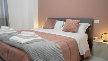 Classic-Doppel- oder -Zweibettzimmer, Balkon, Gartenblick | Schreibtisch, laptopgeeigneter Arbeitsplatz, Verdunkelungsvorhänge