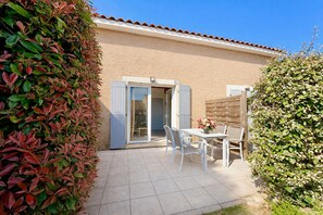 Outdoor dining - Escapade à Deux, 2 Guests, Pool & Sunshine (Calvisson)