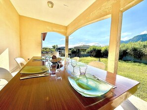 Outdoor dining - Villa Fanir, Nature, Calm and Mountain View (La Plaine-des-Palmistes)