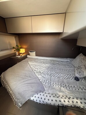 4 bedrooms, WiFi, bed sheets - Luxury Catamaran /private mooring Coral Bay water access only – dinghy provided (Coral Bay)
