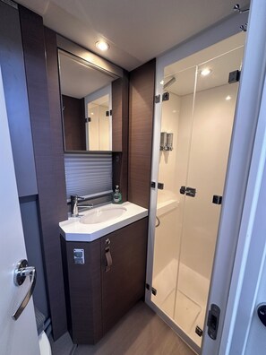 Shower, hair dryer, towels, soap - Luxury Catamaran /private mooring Coral Bay water access only – dinghy provided (Coral Bay)