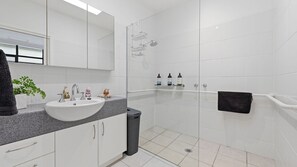 Douche, sèche-cheveux, serviettes fournies