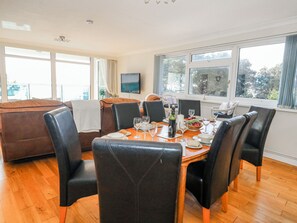 Dining - Flat 17 Golden Gates (Poole)