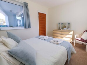 Cottage | 4 bedrooms, individually decorated, individually furnished, free WiFi - Flat 17 Golden Gates (Poole)