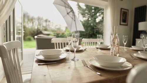 Spacious Home in the Cotswolds, Parking & Garden