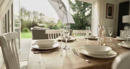 Spacious Home in the Cotswolds, Parking & Garden