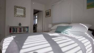 Desk, iron/ironing board, WiFi, bed sheets