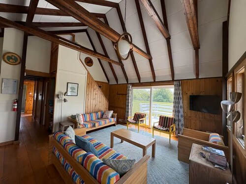 4BR Minister's Lot Beach Cottage