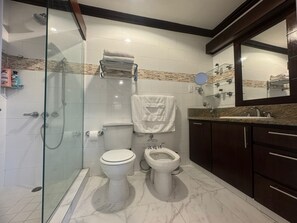 Doccia, asciugacapelli, bidet, asciugamani