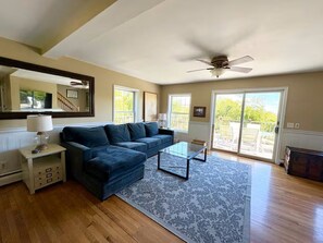 Living area - Easy Island Living – Spacious 4BR Retreat w/ AC (New Shoreham)