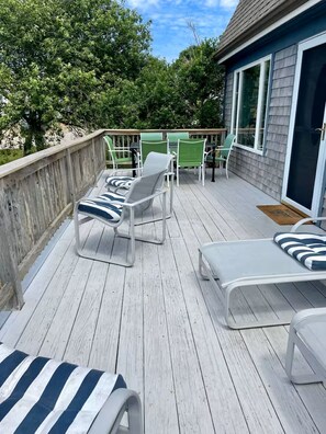 Outdoor dining - Bright 4 Bdrm Beach Cottage, Close to Town (New Shoreham)