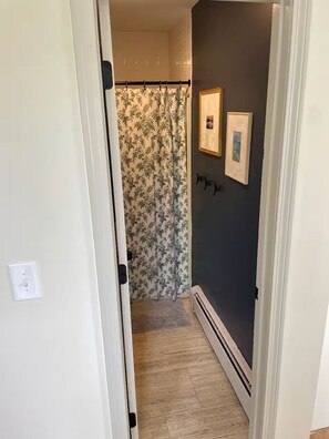 Interior - Bright 4 Bdrm Beach Cottage, Close to Town (New Shoreham)