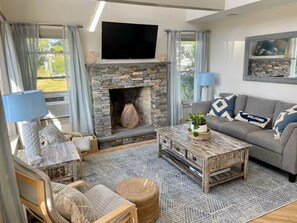 Living area - Bright 4 Bdrm Beach Cottage, Close to Town (New Shoreham)