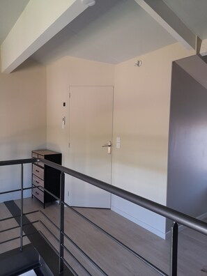 Interior - Guest Room "La Grande Rivière" with Shared Pool, Wi-Fi, and Air Conditioning (Sèvremoine)