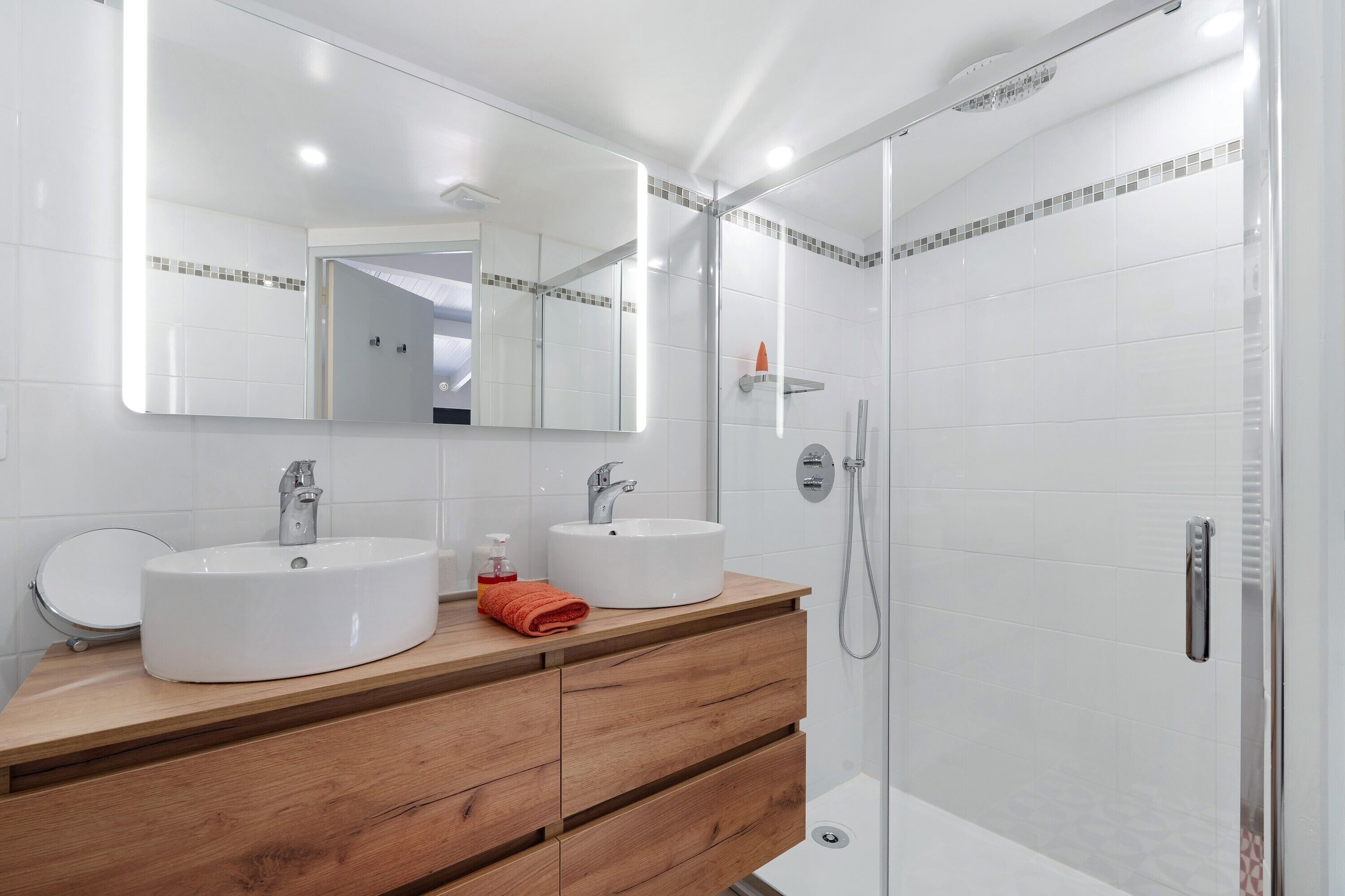 Een douche, een haardroger, handdoeken