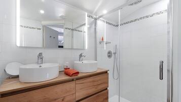 Een douche, een haardroger, handdoeken