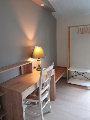 Interior - Guest Room "La Grande Rivière" with Shared Pool, Wi-Fi, and Air Conditioning (Sèvremoine)