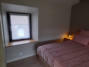 Room - Guest Room "La Grande Rivière" with Shared Pool, Wi-Fi, and Air Conditioning (Sèvremoine)