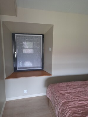 Tabla de planchar con plancha, wifi, ropa de cama