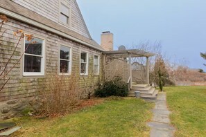 Exterior - Elysium Cottage  4 BR, 2 BA Pond Access & Kayak (New Shoreham)