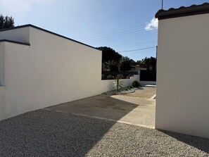 المنطقة المحيطة بالمنشأة